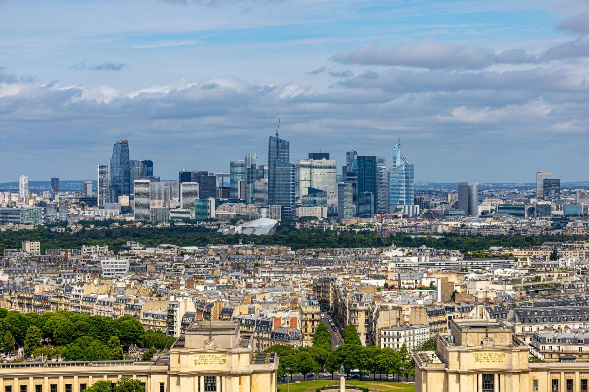 Hébergement pas cher près de La Défense : où loger pour vos déplacements professionnels